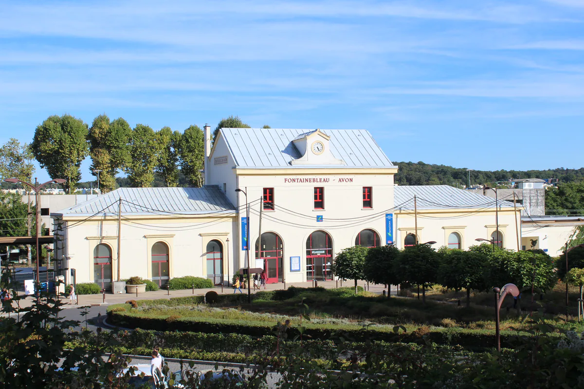 Façade claire de la gare de Fontainebleau-Avon sous un ciel bleu