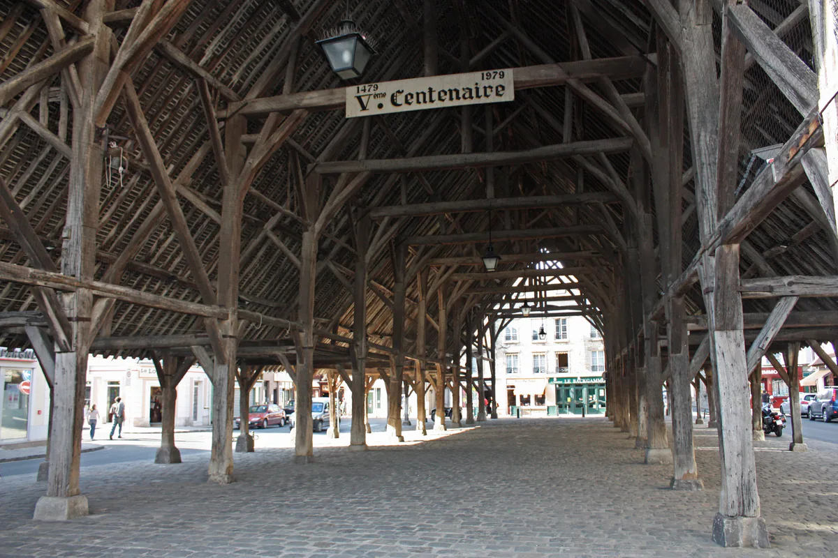 Grande charpente en bois de la halle historique de Milly-la-Forêt